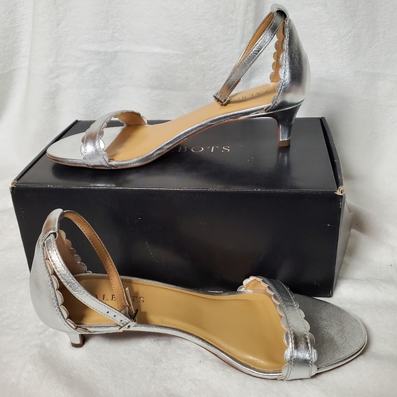 Talbots Silver Pila Scallop Kitten Heel Women's Sandals Ankle Strap Size 9M NIB - Picture 2 of 5